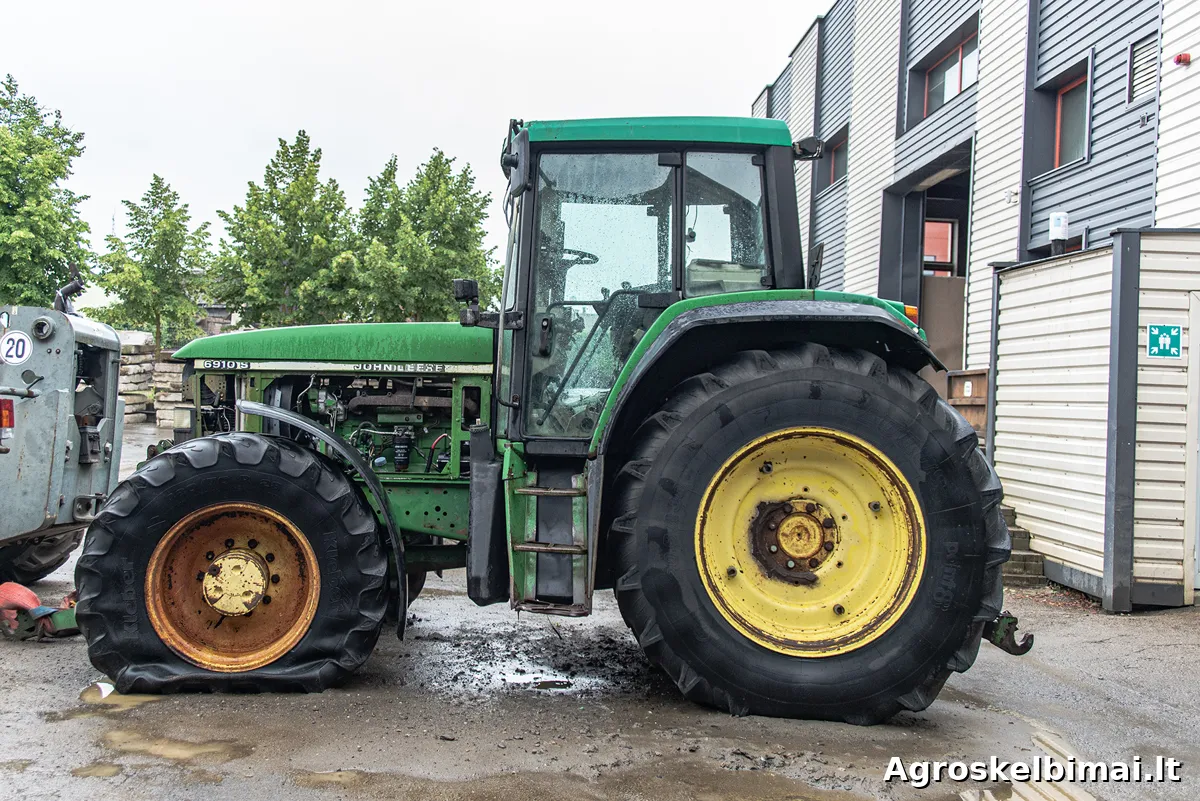 John Deere 6910S parduodamas dalimis