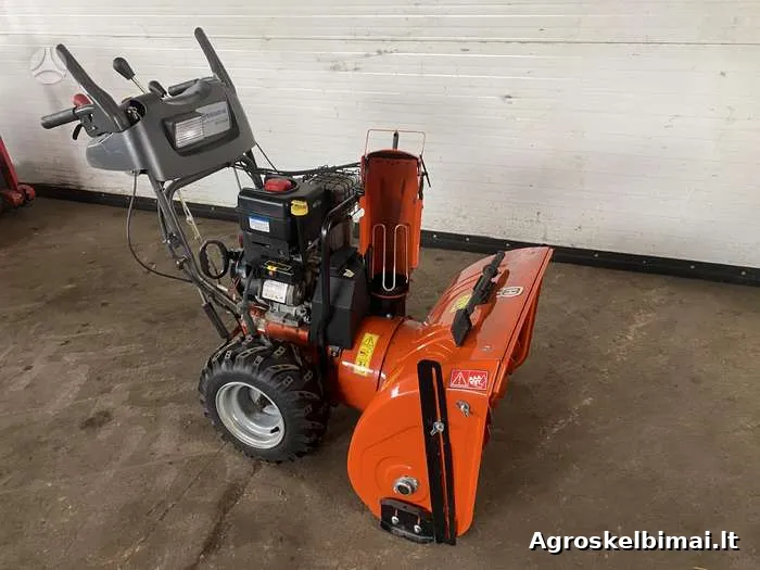 Parduodami įvairūs sniego stumdytuvai, peiliai, pūtikai ir t.t.