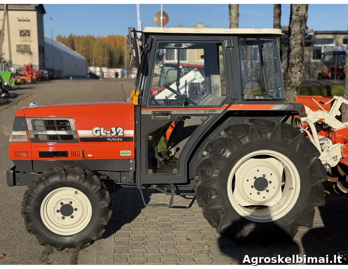 Parduodamas Kubota GL-32 su žemės dirbimo freza