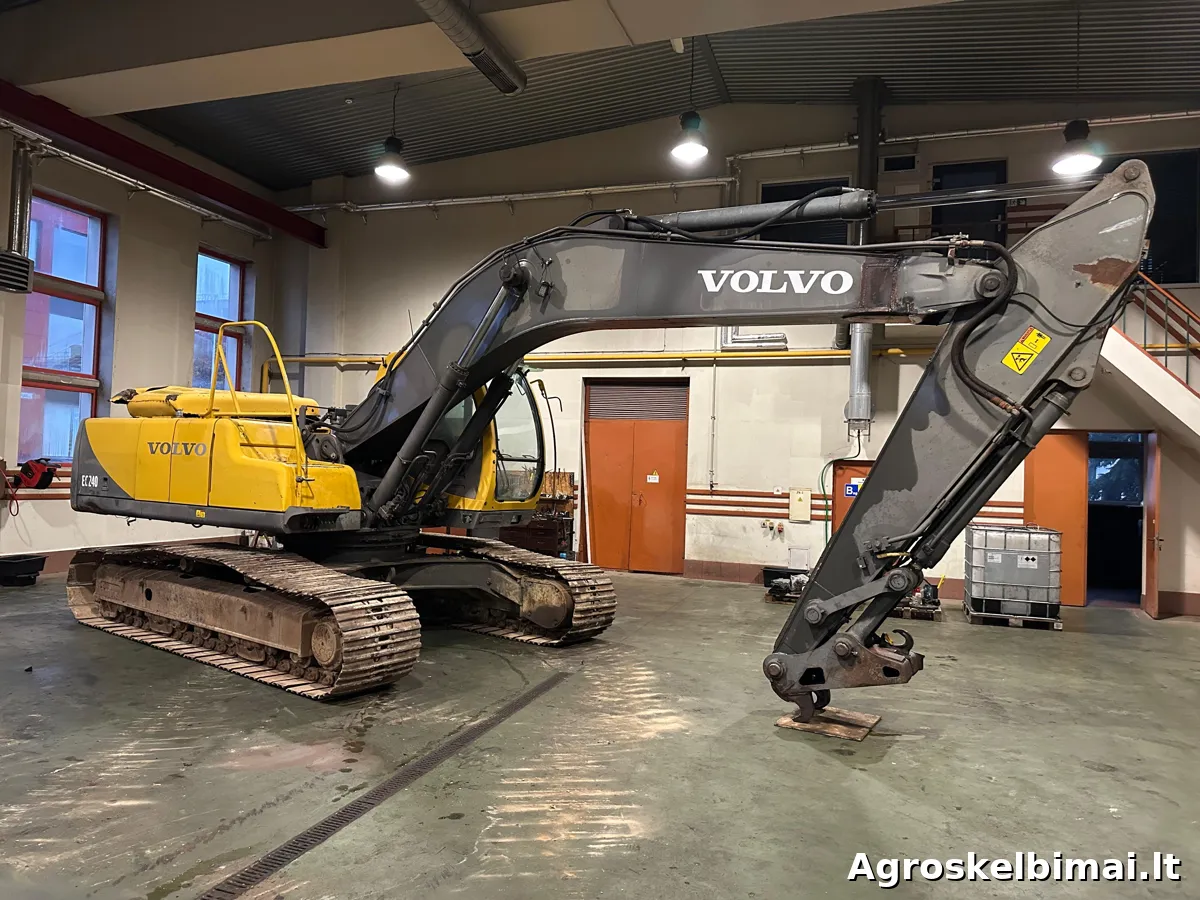 Parduodamas dalimis ekskavatorius Volvo EC240LC (1997m)