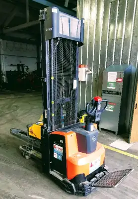 Elektrinis aukšto kėlimo vežimėlis BT SWE140L