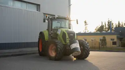 Traktorius Class Axion 830